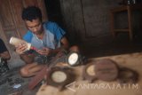 Perajin, Rana Ragseta (25) menyelesaikan pembuatan jam tangan berbahan dasar kayu Sonokeling di Ngrandu, Jombang, Jawa Timur, Rabu (22/11). Berbagai jenis model jam tangan berbahan kayu tersebut dipasarkan ke Bali, Jakarta bahkan sampai Eropa dengan harga mulai Rp 585 ribu sampai Rp 680 ribu tergantung tingkat kesulitan pembuatan model jam tangan. Antara Jatim/Syaiful Arif/mas/17.