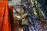 Pengrajin menjemur batik tulis dengan menggunakan bahan alami seperti akar mentigi dan kulit mahoni untuk dijual dengan harga Rp300 ribu hingga 2 juta rupiah per potong di Munggut, Ngawi, Jawa Timur, Kamis (23/11). Pengrajin batik di kawasan tersebut mengaku batik tulis dengan bahan pewarna alami atau ramah lingkungan dalam beberapa bulan sedang digemari konsumennya yang berada di London, Brunei Darussalam serta Tokyo. Antara Jatim/Ari Bowo Sucipto/mas/17.