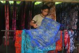 Pengrajin mewarnai batik tulis dengan menggunakan bahan alami seperti akar mentigi dan kulit mahoni untuk dijual dengan harga Rp300 ribu hingga 2 juta rupiah per potong di Munggut, Ngawi, Jawa Timur, Kamis (23/11). Pengrajin batik di kawasan tersebut mengaku batik tulis dengan bahan pewarna alami atau ramah lingkungan dalam beberapa bulan sedang digemari konsumennya yang berada di London, Brunei Darussalam serta Tokyo. Antara Jatim/Ari Bowo Sucipto/mas/17.