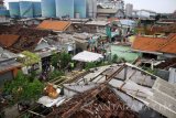 Sejumlah warga membersihkan bangunan rumah yang terdampak angin puting beliung di desa Tambak Sawah, Waru Sidoarjo, Jawa Timur, Kamis (23/11). Sekitar 500 rumah di tiga desa yaitu Desa Tambak Rejo, Tambak Sumur dan Tambak Sawah mengalami kerusakan akibat diterjang angin puting beliung yang terjadi pada Rabu (22/11). Antara Jatim/Umarul Faruq/mas/17.