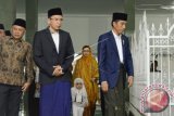 Presiden Joko Widodo (kanan) didampingi Gubernur NTB, TGB Zainul Majdi (kiri) berziarah di makam Pahlawan Nasional Maulana Syekh TGKH Muhammad Zainuddin Abdul Majid di Ponpes NW Pancor, Lombok Timur, NTB, Kamis (23/11). Selain berziarah, Presiden Joko Widodo juga dijadwalkan akan membuka Munas Alim Ulama NU dan Konbes PBNU di Islamic Center NTB yang dihadiri oleh 1000 ulama se-Indonesia. ANTARA FOTO/Ahmad Subaidi/wdy/2017.