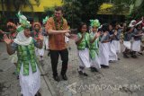 Konsul Jenderal Australia di Surabaya Chris Barnes (kedua kiri) menari bersama para murid saat berkunjung ke SD Negeri Airlangga I Surabaya, Jawa Timur, Kamis (23/11). Kunjungan tersebut guna menyaksikan secara langsung proses kegiatan belajar mengajar sebagai bentuk perhatian terhadap pendidikan sekaligus dalam rangka studi banding. Antara Jatim/Moch Asim/17.