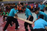 Sejumlah aparatur sipil negara saling mendorong saat memainkan permainan tradisional Dagongan di Gor Jayabaya, Kota Kediri, Jawa Timur, Kamis (23/11). Lomba permainan tradisional yang diikuti oleh 224 anggota Dharma Wanita dan 294 orang aparatur sipil negara tersebut bertujuan melestarikan permainan tradisional sekaligus sebagai ajang berolah raga. Antara Jatim/Prasetia Fauzani/mas/17.