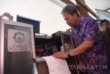 Rektor Institut Teknologi Sepuluh November (ITS) Surabaya Joni Hermana mengamati braille hasil uji coba dari mesin cetak huruf braille di Yayasan Pendidikan Anak Buta (YPAB) Surabaya, Jawa Timur, Kamis (23/11). Mesin cetak huruf braille yang merupakan karya dari Departemen teknik Elektro ITS tersebut dihibahkan pada YPAB yang diharapkan dapat menunjang pendidikan di YPAB tersebut. Antara Jatim/M Risyal Hidayat/mas/17.