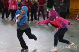 Sejumlah anggota Dharma Wanita memainkan permainan tradisional Gobak Sodor di Gor Jayabaya, Kota Kediri, Jawa Timur, Kamis (23/11). Lomba permainan tradisional yang diikuti oleh 224 anggota Dharma Wanita dan 294 orang aparatur sipil negara tersebut bertujuan melestarikan permainan tradisional sekaligus sebagai ajang berolah raga. Antara Jatim/Prasetia Fauzani/mas/17.