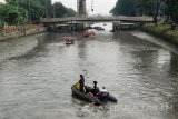 Sejumlah prajurit TNI AL berada diatas perahu karet melakukan pembersihan sampah di sungai Kalimas Surabaya, Jawa Timur, Jumat (24/11). Sebanyak 5.500 personel gabungan TNI-Polri, Linmas, Satpol-PP bergotong royong membersihkan sampah sepanjang sungai Kalimas Surabaya dalam rangka memeriahkan HUT Armada RI 2017. Antara Jatim/M Risyal Hidayat/mas/17.