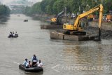 Sejumlah prajurit TNI AL berada diatas perahu karet melakukan pembersihan sampah di sungai Kalimas Surabaya, Jawa Timur, Jumat (24/11). Sebanyak 5.500 personel gabungan TNI-Polri, Linmas, Satpol-PP bergotong royong membersihkan sampah sepanjang sungai Kalimas Surabaya dalam rangka memeriahkan HUT Armada RI 2017. Antara Jatim/M Risyal Hidayat/mas/17.