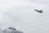 Pesawat tempur Sukhoi yang akan mengikuti latihan ‘Mission Oriented Training’ (MOT) bersiap mendarat di dekat pesawat Sukhoi yang lain sesaat sebelum upacara pembukaan latihan di Lanud Iswahjudi Magetan, Jawa Timur, Jumat (24/11). Kegiatan latihan ‘Mission Oriented Training’ yang melibatkan lima unit pesawat tempur Sukhoi dari Skadron Udara 11 Lanud Sultan Hasanuddin Makassar, enam unit pesawat tempur F-16 Fighting Falcon dari Skadron Udara 3 Lanud Iswahjudi dan enam unit pesawat tempur T50i Goden Eagle dari Skadron Udara 15 Lanud Iswahjudi tersebut akan berlangsung selama dua minggu. Antara Jatim/Siswowidodo/mas/17.