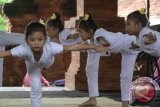 Pelajar Sekolah Dasar (SD) memperagakan gerakan yoga saat lomba Yoga Asana di Denpasar, Bali, Jumat (24/11). Kegiatan yang melombakan gerak tubuh perpaduan olahraga, pernafasan, olah rasa dan olah pikir tersebut diharapkan dapat melatih perkembangan karakter anak sekaligus mengenalkan Yoga kepada pelajar. ANTARA FOTO/Fikri Yusuf/wdy/2017