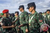 Wakil Komandan Jendral Kopassus Brigjen TNI Richard TH Tampubolon (kiri) menyalami kontingen lomba tembak TNI AD saat tiba di Base Ops Halim Perdana Kusuma, Jakarta, Jumat (24/11). Kontingen lomba tembak TNI AD meraih juara umum, dengan 9 Trophy, 31 medali emas, 10 medali perak, 10 medali perunggu pada lomba tembak ASEAN Army Riffle Meet (AARM) ke-27/2017 di Singapura. ANTARA FOTO/Galih Pradipta/wdy/2017