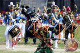 Sejumlah Taruna dan Taruni Akademi TNI Angkatan Laut (AAL) yang tergabung dalam Genderang Seruling Gita Jala Taruna unjuk kebolehan saat Kirab Kota, di Ambon, Maluku, Rabu (22/11). Para taruna dan Taruni tersebut berada di Ambon dalam rangka Latihan Praktek Pelayaran Jalayudha Taruna AAL Tingkat IV Angkatan 63. ANTARA FOTO/Izaac Mulyawan/kye/17.