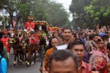 Presiden Jokowi lempar cendera mata Kahiyang-Bobby dari kereta 