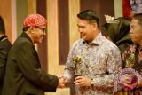 Wali  Kota Jambi Dr H Syarif Fasha tengah menerima Anugerah Pesona Indonesia 2017 untuk obyek wisata  Kampoeng Radja yang meraih gelar terbaik untuk obyek wisata terbersih dan terpopuler di Indonesia, Sabtu (Humas  )