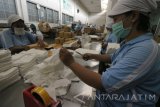 Pekerja mengemas masker di pabrik alat kesehatan PT Kasa Husada Wira Jawa Timur, Surabaya, Jawa Timur, Selasa (28/11). Produksi maupun pesanan masker di pabrik yang merupakan Badan Usaha Milik Daerah (BUMD) Provinsi Jawa Timur itu masih belum mengalami peningkatan pasca erupsi Gunung Agung. Antara Jatim/Didik Suhartono/mas/17.