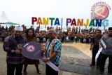 Direktur Komersil PT Semen Padang Pujo Suseno (kiri).