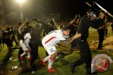 Petugas keamanan mengamankan sejumlah pemain Bali United saat terjadi kericuhan pada laga lanjutan Liga I Gojek Traveloka di Stadion Andi Mattalatta Mattoanging, Makassar, Sulawesi Selatan, Senin (6/11) malam. Pada laga tersebut PSM Makassar dikalahkan oleh tamung Bali United dengan skor 0-1. Antara Foto/Abriawan Abhe/nym/2017