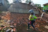 Rumah Ambruk Akibat Gempa 