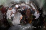 Sejumlah jamaah berebut koin yang dilempar oleh jamaah lainnya di masjid Jami Jamsaren, Kota Kediri, Jawa Timur, Kamis (30/11) malam. Tradisi lempar uang logam yang telah turun temurun tersebut merupakan rangkaian acara perayaan Maulid Nabi Muhammad SAW sekaligus sebagai sarana syiar agama Islam. Antara Jatim/Prasetia Fauzani/mas/17.