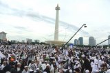 Massa dari berbagai elemen masyarakat mengikuti aksi reuni 212 di kawasan Monas, Jakarta, Sabtu (2/12). Aksi yang diselenggarakan sebagai bentuk reuni kegiatan 2 Desember 2016 itu diisi dengan pembacaan zikir, salawat serta salat berjamaah. ANTARA FOTO/zarqoni maksum/nz/17