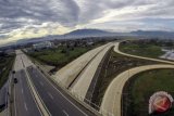 Foto udara jalan tol Soreang-Pasir Koja (Soroja) di Kabupaten Bandung, Jawa Barat, Sabtu (2/12/2017). Jalan tol dengan panjang 10,5 KM yang menghabiskan biaya Rp. 1,5 triliun tersebut rencananya akan diresmikan oleh Presiden Joko Widodo pada Senin (4/12/2017). (ANTARA /Raisan Al Farisi) 