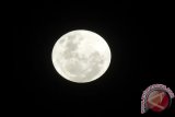 Bulan punama 'Supermoon' saat terlihat jelas dari atas bangunan Komplek Perumahan Bumi Menteng Asri (BMA), Kelurahan Menteng, Kecamatan Bogor Barat, Kota Bogor, Provinsi Jawa Barat, Minggu malam (03/12/17). (ANTARA FOTO/M.Tohamaksun).