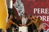 Presiden Jokowi (tengah) didampingi Gubernur Jabar Aher, Senin (4/12/17)  memencet bel tanda peresmian penggunaan jalan tol Soroja, yang menghubungkan Soreang (Kabupaten Bandung) dengan Pasir Koja (Kota Bandung0.