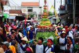 Warga memikul gunungan berisi hasil bumi saat karnaval Maulid Nabi, di Kudus, Jawa Tengah, Minggu (3/12). Karnaval yang diikuti ratusan warga tersebut dalam rangka memperingati hari lahir Nabi Muhammad SAW. ANTARA FOTO/Yusuf Nugroho/kye/17.