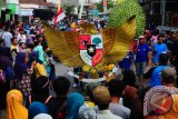 Warga mengarak replika lambang negara Garuda Pancasila saat karnaval Maulid Nabi, di Kudus, Jawa Tengah, Minggu (3/12). Karnaval yang diikuti ratusan warga tersebut dalam rangka memperingati hari lahir Nabi Muhammad SAW. ANTARA FOTO/Yusuf Nugroho/kye/17.