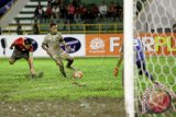 Pesepak bola timnas Indonesia U-23 Ovaldo Ardiles Haay (tengah) melewati hadangan pesepak bola Mongolia Daginaa Turbat (kiri) pada laga turnamen internasional Aceh World Solidarity 2017, di Banda Aceh, Aceh, Senin (4/12). Timnas Indonesia menang atas Mongolia dengan skor 3-2. (ANTARA FOTO/Irwansyah Putra/kye/17)