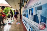 Pelajar membersihkan bekas banjir di SDN-6 inti Matang Kuli, Aceh Utara, Provinsi Aceh, Senin (4/12). Dampak banjir, selain merusak alat seperti buku, pihak sekolah juga terpaksa memulangkan seluruh siswa sehingga ujian Semester pertama siswa ditunda. (ANTARA FOTO/Rahmad/ama/17)