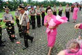 Pejabat lama Kapolda Kalbar, Irjen Pol Erwin Triwanto (dua kiri) beserta istri mengikuti prosesi parade pelepasan di Mapolda Kalbar, Senin (4/12).  Irjen Pol Erwin Triwanto yang digantikan Brigjen Pol Didi Haryono tersebut, selanjutnya akan bertugas sebagai Analis Kebijakan Utama Akademi Polisi Lemdiklat Polri. ANTARA FOTO/Jessica Helena Wuysang/17