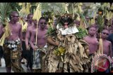 Sejumlah warga memakai riasan warna-warni berkeliling kampung saat ritual Ngerebeg di Desa Tegallalang, Gianyar, Bali, Rabu (6/12). Tradisi berkeliling kampung dengan riasan tubuh menyerupai mahluk menyeramkan tersebut dipercaya warga setempat untuk menciptakan keharmonisan sekaligus sebagai penolak bala. Antara Foto/Fikri Yusuf/nym/2017