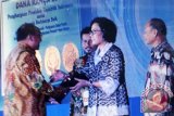 Bupati Tabalong, Anang Syakhfiani menerima penghargaan dari Presiden RI atas kinerja keuangan yang baik paca ajang Dana Rakca Award 2017 di Jakarta. Penghargaan diserahkan Menteri Keuangan Sri Mulyani di Jakarta. Foto:Antaranews Kalsel/Hum/G.