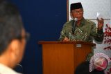 Anggota Dewan Pertimbangan Presiden Sidharto Danusubroto memberikan sambutan pada acara Pengajian Sejuk Kebhinekaan di Kampus UIN Syarief Hidayatullah, Ciputat, Tangerang Selatan, Banten, Selasa (5/12). Acara yang digagas oleh Aliansi Kebhinekaan diharapkan dapat menjadi wadah alternatif baru dalam memahami ajarana agama Islam yang damai. ANTARA FOTO/Muhammad Iqbal/17