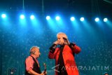 Personel grup band asal Australia Air Supply Russell Hitchcock (kanan) dan Graham Russell (kiri) beraksi membawakan hits andalannya dalam konser 'Celebration of Love' di Surabaya, Jawa Timur, Rabu (6/12) malam. Dalam konsernya tersebut Air Supply membawakan 15 lagu andalannya. Antara Jatim/M Risyal Hidayat/mas/17.