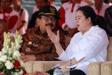 Menteri Koordinator Bidang Pembangunan Manusia dan Kebudayaan (Menko PMK RI) Puan Maharani (Kanan) berbincang dengan Gubernur Jawa Timur Soekarwo saat acara Puncak Kirab Pemuda Nusantara (KPN) 2017 di Alun-alun Kanigoro, Blitar, Jawa Timur, Kamis (7/12). Setelah hampir tiga bulan mengelilingi berbagai wilayah di Nusantara, peserta KPN 2017 yang diikuti oleh sejumlah pemuda dari masing-masing provinsi se-indonesia tersebut mengakhiri perjalannya di Blitar. Antara Jatim/Irfan Anshori/mas/17.