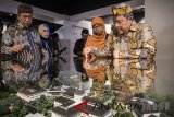 Gubernur Jawa Barat Ahmad Heryawan (kanan) didampingi istri Netty Heryawan (kedua kanan), Wakil Gubernur Jawa Barat Deddy Mizwar (kiri) bersama istri Giselawati Mizwar (kedua kiri) melihat maket gedung sate saat peresmian Museum Gedung Sate di Bandung, Jawa Barat, Jumat (8/12). Museum tersebut berisi tentang sejarah, arsitektur dan dilengkapi dengan teknologi layar sentuh yang menyajikan informasi melalui grafis menarik sebagai daya tarik atraksi Museum Gedung Sate. ANTARA JABAR/M Agung Rajasa
