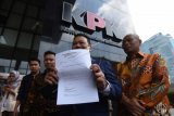 Pengacara Otto Hasibuan (kedua kanan) memperlihatkan surat pengunduran dirinya sebagai kuasa hukum tersangka kasus korupsi KTP Elektronik Setya Novanto saat tiba di gedung KPK, Jakarta, Jumat (8/12). Otto mundur karena tidak terjalin kesepakatan antara dia dengan kliennya terkait tata cara penanganan satu perkara. ANTARA FOTO/Akbar Nugroho Gumay/kye/17