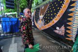 Pengamat Batik Madura, Mien A Rifai mengamati desain batik saat lomba desain batik dengan tajuk 'Sumenep Batik Festival' di Taman Bunga, Sumenep, Jawa Timur, Sabtu (9/12). Kegiatan yang juga dihadiri Puteri Indonesia 2016, Kezia Roslin Cikita Warouw itu dalam rangka bulan kunjungan ke Kabupaten Sumenep. Antara Jatim/Saiful Bahri/mas/17.