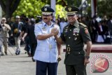 Pejabat lama Panglima TNI Jenderal TNI Gatot Nurmantyo (kanan) dan pejabat baru Panglima TNI Marsekal TNI Hadi Tjahjanto (kiri) melakukan salam komando seusai melaksanakan upacara serah terima jabatan, di Mabes TNI, Cilangkap, Jakarta, Sabtu (9/12/2017). Marsekal TNI Hadi Tjahjanto resmi menjabat sebagai Panglima TNI menggantikan Jenderal TNI Gatot Nurmantyo yang memasuki masa pensiun. (ANTARA FOTO/Galih Pradipta)