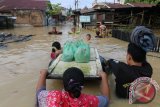 Warga menghantar makanan untuk korban banjir di kawasan pemukiman penduduk di pinggiran Sungai Deli, Kecamatan Medan Maimun, Medan, Sumatera Utara, Selasa (7/11/2017). ANTARASUMUT/Irsan Mulyadi/17