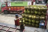 Petugas merapikan LPG tiga kilogram yang akan disalurkan ke pangkalan-pangkalan penjulan, di Agen LPG PT Berkah Hidmah Aulia, Rawasari, Jakarta, Sabtu (9/12). Pertamina memaksimalkan jalur distribusi LPG tiga kilogram, termasuk melalui SPBU-SPBU yang selama ini sudah menyediakan LPG subsidi tersebut untuk memudahkan masyarakat dalam menemukan LPG tiga kilogram dengan harga eceran tertinggi di wilayah masing-masing. ANTARA FOTO/Aprillio Akbar/kye/17.