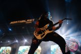 Gitaris grup band thrash metal legendaris asal Brasil Sepultura Andreas Kisser menampilkan aksi pada konser "Magnitude Medan Northblast 2017" di Tapian Daya PRSU, Medan, Sumatera Utara, Sabtu (9/12). Sepultura membawakan sejumlah lagu diantaranya berjudul "Resistant Parasites" dan "Desperate Cry". ANTARA SUMUT/Irsan Mulyadi/17.