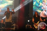 Grup band thrash metal legendaris asal Brasil Sepultura menampilkan aksi pada konser "Magnitude Medan Northblast 2017" di Tapian Daya PRSU, Medan, Sumatera Utara, Sabtu (9/12). Sepultura membawakan sejumlah lagu diantaranya berjudul "Resistant Parasites" dan "Desperate Cry". ANTARA SUMUT/Irsan Mulyadi/17.