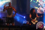 Grup band thrash metal legendaris asal Brasil Sepultura menampilkan aksi pada konser "Magnitude Medan Northblast 2017" di Tapian Daya PRSU, Medan, Sumatera Utara, Sabtu (9/12). Sepultura membawakan sejumlah lagu diantaranya berjudul "Resistant Parasites" dan "Desperate Cry". ANTARA SUMUT/Irsan Mulyadi/17.