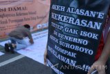 Warga membubuhkan tanda tangan di atas spanduk saat kampanye tolak kekerasan terhadap perempuan dan anak pada Hari Bebas Kendaraan Bermotor (HBKB) di Surabaya, Jawa Timur, Minggu (11/12). Kegiatan penggalangan tanda tangan dan orasi tersebut untuk memperingati Hari Hak Asasi Manusia (HAM) Sedunia. Antara Jatim/Didik Suhartono/mas/17.