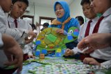 Sejumlah siswa mencoba media inovatif pembelajaran matematika 'Smart Turtle' karya Mahasiswa Prodi Pendidikan matematika FKIP UM Surabaya di SD Muhammadyah 18 Surabaya, Jawa Timur, Senin (11/12). Sebanyak 12 media inovatif ditunjukkan Mahasiswa Prodi Pendidikan matematika FKIP UM Surabaya yang menamakan diri Rematika (Relawan Matematika Asyik) yang bertujuan untuk pembelajaran matematika yang lebih muda dipelajari. Antara Jatim/Umarul Faruq/mas/17.