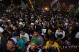 Umat muslim menghadiri 'Bolodewo Bersholawat' bersama Habib Syech bin Abdul Qodir Assegaf di Lapangan Makodam V Brawijaya, Surabaya, Jawa Timur, Minggu (10/12) malam. Salawat dalam rangka memperingati Hari Juang Kartika ke-72 tahun dan HUT ke-69 Kodam V Brawijaya yang diikuti ribuan umat muslim dari berbagai wilayah di Jawa tersebut mendoakan agar kehidupan masyarakat yang lebih baik dalam menjaga keutuhan NKRI. Antara Jatim/M Risyal Hidayat/mas/17.