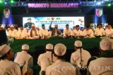 Habib Syech bin Abdul Qodir Assegaf (tengah) memimpin pembacaan salawat ketika berlangsungnya Bolodewo Bersholawat di Lapangan Makodam V Brawijaya, Surabaya, Jawa Timur, Minggu (10/12) malam. Salawat dalam rangka memperingati Hari Juang Kartika ke-72 tahun dan HUT ke-69 Kodam V Brawijaya yang diikuti ribuan umat muslim dari berbagai wilayah di Jawa tersebut mendoakan agar kehidupan masyarakat yang lebih baik dalam menjaga keutuhan NKRI. Antara Jatim/M Risyal Hidayat/mas/17.