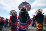 Sejumlah seniman memainkan barongan (membarong) saat berlangsungnya Serang Barongan Festival 2017 di Pantai Serang, Blitar, Jawa Timur, Minggu (10/12). Festival yang diikuti sebanyak 440 pembarong dari sejumlah kota dan kabupaten se-Jawa Timur tersebut bertujuan untuk mempromosikan budaya serta pariwisata daerah, utamanya kawasan pesisir pantai selatan jawa timur. Antara Jatim/Irfan Anshori/mas/17.